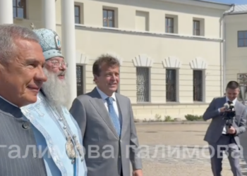 Рустам Минниханов пообщался с паломниками у Казанского Богородицкого монастыря