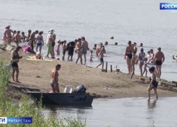 Пляжи Татарстана заполнили отдыхающие: где можно купаться безопасно, а где вода опасна