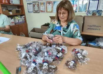 Жительница Нижнекамска связала более 50 чебурашек-талисманов для бойцов СВО
