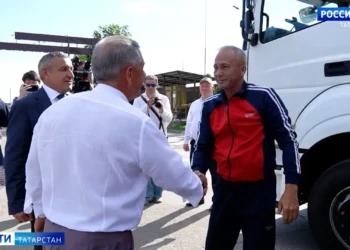 Минниханов принял участие в отправке гуманитарного груза бойцам СВО из Лаишевского района