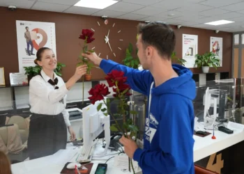 Молодогвардейцы поздравили сотрудников казанского МФЦ с профессиональным праздником