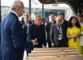 Минниханов осмотрел выставку в рамках Нефтяного саммита — 2026