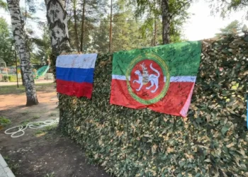 В Нижнекамске жителей научили плести масксети и делать антидроновые шторы