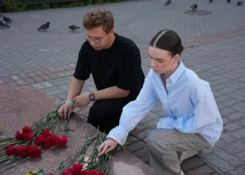 Молодёжь Казани возложила цветы к мемориалу в память о жертвах атаки на Нижнекамск