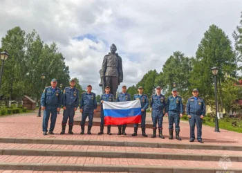 В Набережных Челнах пожарные отметили День Государственного флага РФ торжественным построением