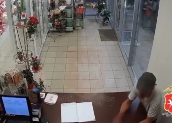 В Казани задержали мужчину, напавшего с ножом на продавца в цветочном магазине