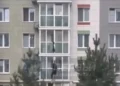 Мужчина сорвался с балкона казанской многоэтажки, пытаясь спуститься по простыням