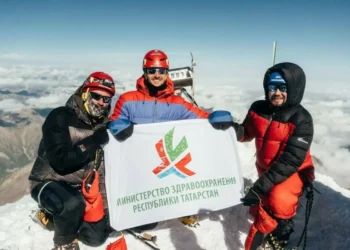 Флаг Минздрава Татарстана — на вершине Эльбруса: восхождение совершили татарстанские медики