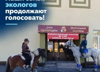 Семья экологов приехала на выборы в Татарстане верхом на лошадях