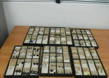 В аэропорту Казани у пассажирки изъяли 100 пар сережек и 21 пару очков
