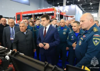 Куренков и Минниханов осмотрели новейшую технику для спасателей на салоне в Казани