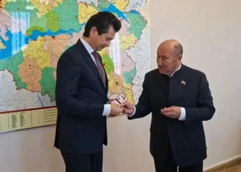 Марат Ахметов вручил удостоверение депутата Госсовета Фариду Абдулганиеву