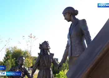 В Казани открыли памятник учителю на Кремлевской набережной