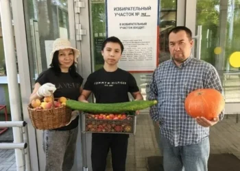 Рекордсменка России Эмина Вахитова проголосовала на выборах вместе с семьей в Казани