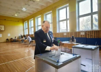Альфред Валиев проголосовал на выборах в Госдуму вместе с супругой