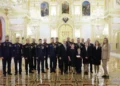 «Идите к нам, мальчики!» — в Кремле учителя и герои СВО снялись на фото с Владимиром Путиным