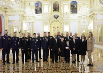 «Идите к нам, мальчики!» — в Кремле учителя и герои СВО снялись на фото с Владимиром Путиным
