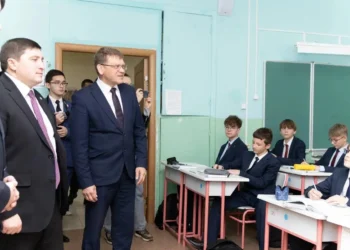 Мэр Нижнекамска Радмир Бэляев посетил лицей № 24 и предложил создать на его базе центр развития искусственного интеллекта