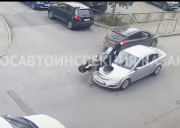 В Казани курьер на электровелосипеде попал в больницу после ДТП во дворе