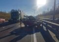 Водительница «Гранты» отвлеклась на телефон и врезалась в сломавшуюся «Ладу»: погибла девушка