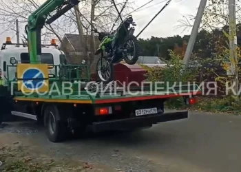 В Казани инспекторы ДПС остановили 13-летнюю школьницу за рулем питбайка
