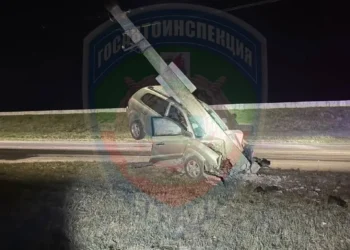 Водитель легковушки госпитализирован после наезда на столб в Казани