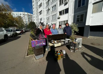 Жильцы дома в Нижнекамске передали бойцам СВО 86 банок домашних заготовок