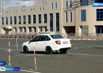 В Казани подростки ради лайков забрались на 30-метровую стелу