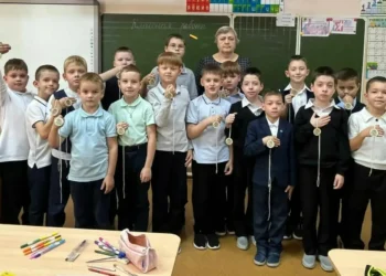 Бавлинские школьники изготовили обереги для участников СВО