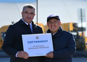Рустам Минниханов вручил ключи от 59 школьных автобусов районам Татарстана