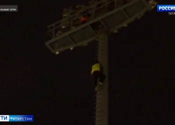 В Казани подростки ради лайков забрались на 30-метровую стелу