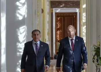 Рустам Минниханов поздравил Асгата Сафарова с 65-летием